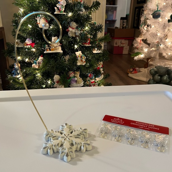 Hallmark snowflake ornament display with matching hooks…❄️ - Picture 4 of 5